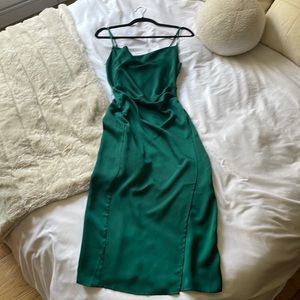 WORN ONCE Gorgeous Satiny Emerald Green Lulu’s XS Dress